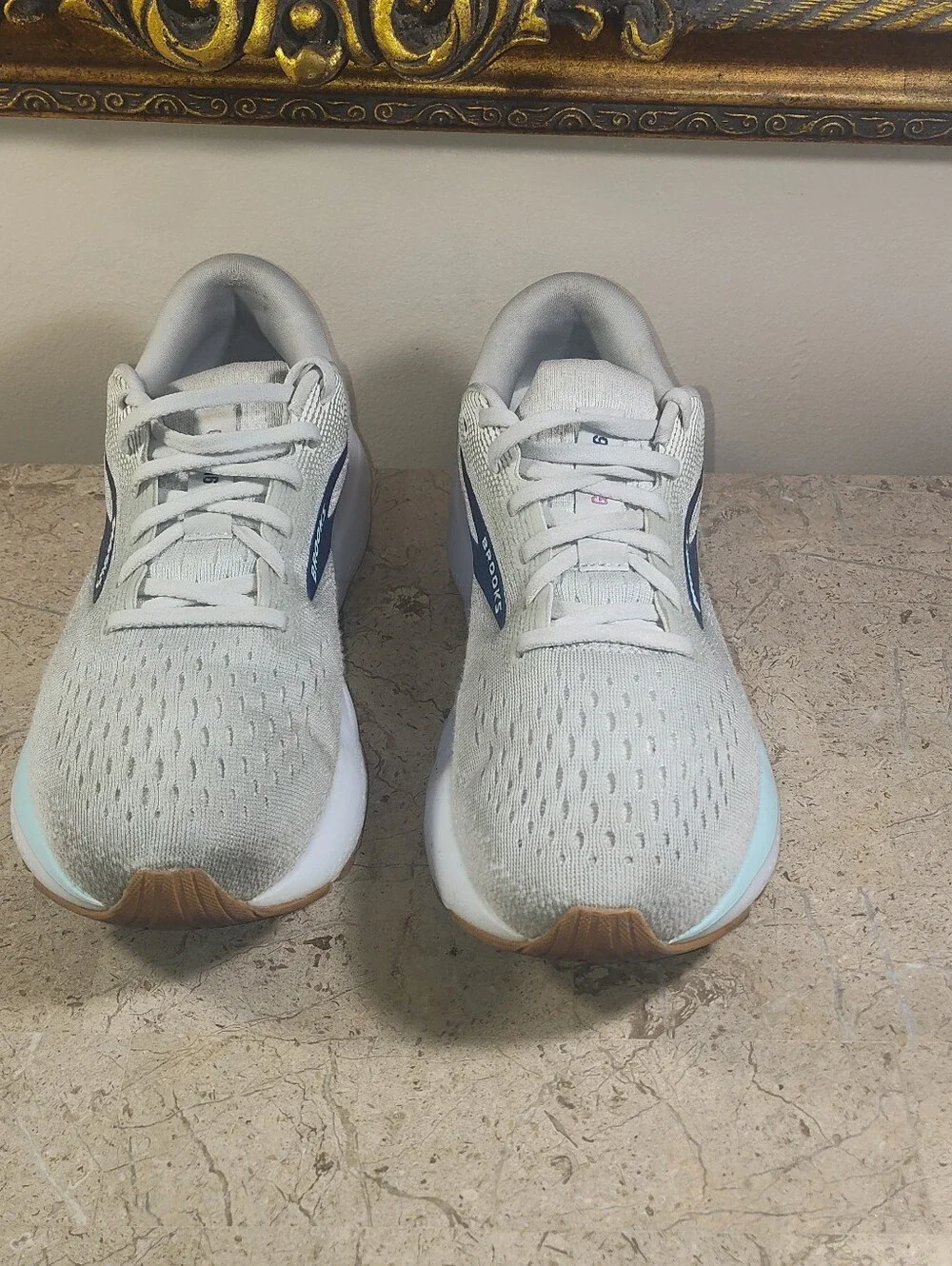 Brooks light gray